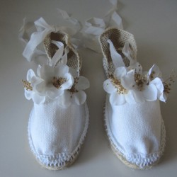  Alpargatas blancas con flor blanca y semilla camel