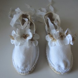 Two clips for espadrilles with white flower and camel seed