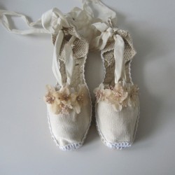  Alpargatas beige con flor marfil y semilla rosa