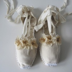 Beige espadrilles with beige flower and camel seed
