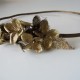 Turbante dorado con flor de tela dorada