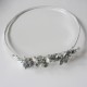 turbante plata con adorno flor plata y cristales blancos