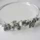 turbante plata con adorno flor plata y cristales blancos
