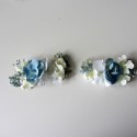 Dos pasadores de flores azul empolvado para comunion y arras