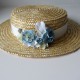Canotier con cinta blanco y flor azul
