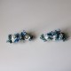 Dos pasadores de flores azul porcelana para invitada, acompañante y arras
