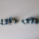 Dos pasadores de flores azul porcelana para invitada, acompañante y arras