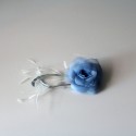 Camelia de seda color azul con plumas marfil y plata