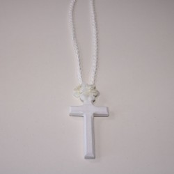 Cruz de madera blanca con flores