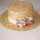 Canotier copa alta con cinta blanco y flor rosa empolvado