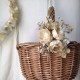 Cesta de mibre natural para niña arras con flor lateral en beige y marfil