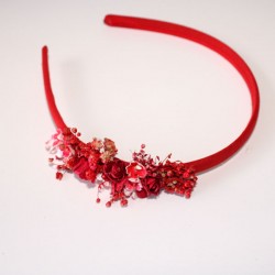 Diadema estrecha roja con flores rojas y guinda