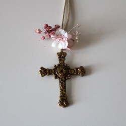 Cruz dorada medieval con flores rosa empolvado