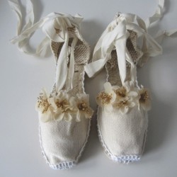 Two clips for espadrilles with beige flower and camel seed