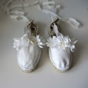 Two clips for espadrilles with white flower for communion