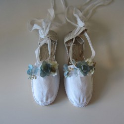 Two clips for espadrilles with powder blue flower for communion