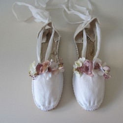 Two clips for espadrilles with powder pink flower for communion