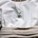 Mini Cruz de nacar blanco con flor azul empolvado y blanco roto