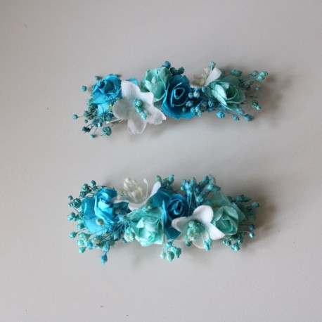 Dos pasadores de flores turquesa