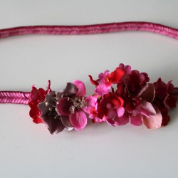 Trencilla fucsia con adorno flor fucsia y broche fucsia