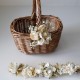 Cesta de mibre natural para niña arras con flor lateral en beige y marfil
