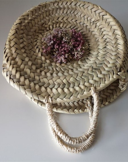 capazo de mibre redondo para niña arras con lazada y flor en tonos rosas