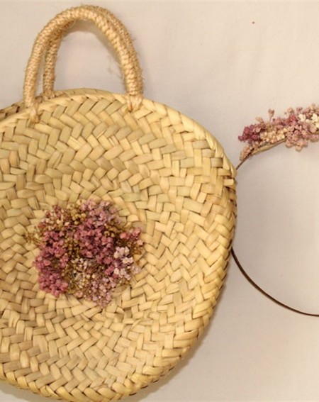 capazo de mibre redondo para niña arras con lazada y flor en tonos rosas