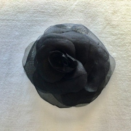 Camelia de seda negra