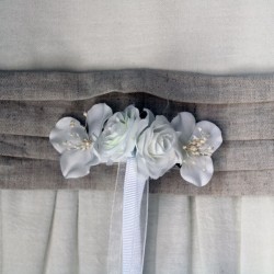 Prendido para vestido de flores blancas