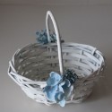 Cesta de mibre ovalada blanca para niña arras con flor lateral en tonos azul empolvado