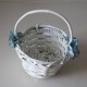 Cesta de mibre ovalada blanca para niña arras con flor lateral en tonos azul empolvado