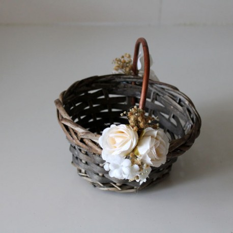 Cesta de mibre redonda para niña arras con flor lateral en tonos marfil y camel