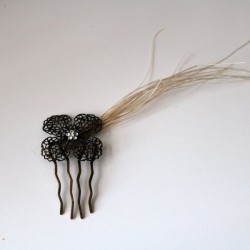 Flor dorada con brillantes y plumas